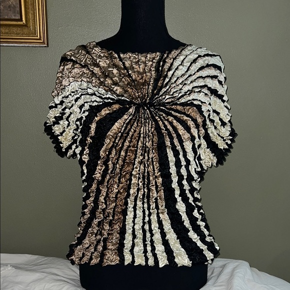 Tops - Vintage 1980s Popcorn/ Accordion Short Sleeve Blouse Top 
One-Size fits most